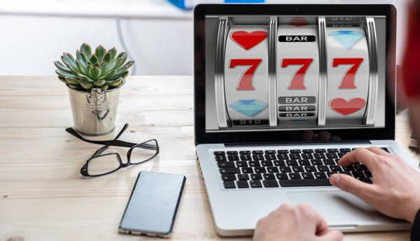 Enjoy Live Dealer Sessions across the top online casinos for Casino Fans